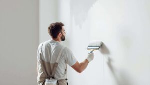 Profi-Tricks: So streichen Sie eine Wand ohne Streifen und Ansätze
