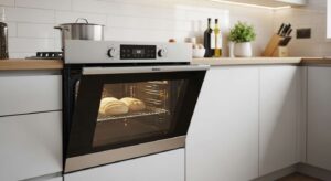 Backofen reinigen: Das Hausmittel, das eingebrannte Krusten über Nacht löst